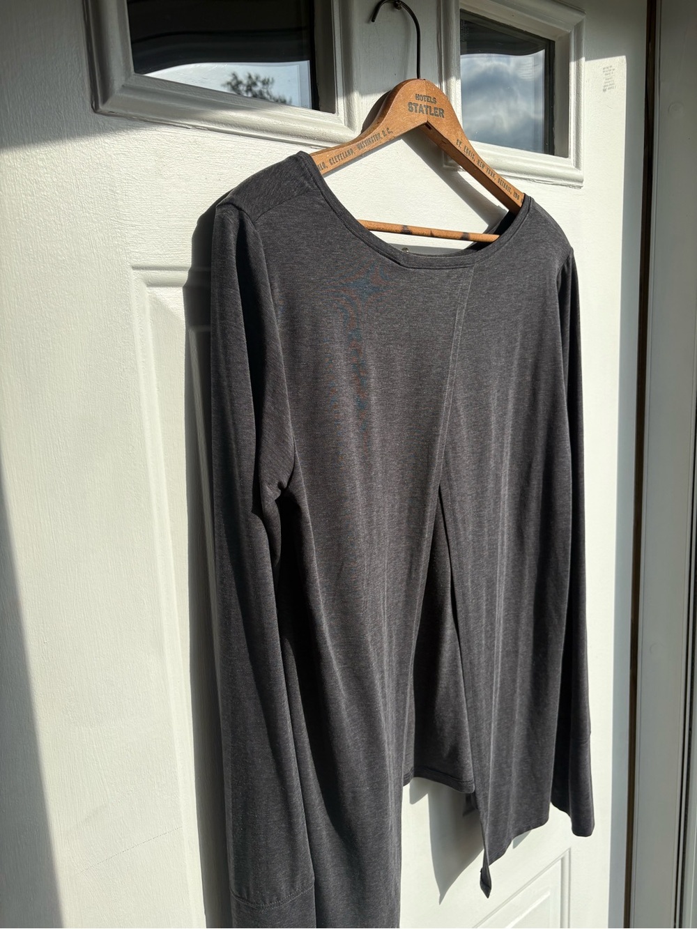 GAP Breathe Women's L Gray Long Sleeve Scoop Neck Lightweight Split Back GapFit